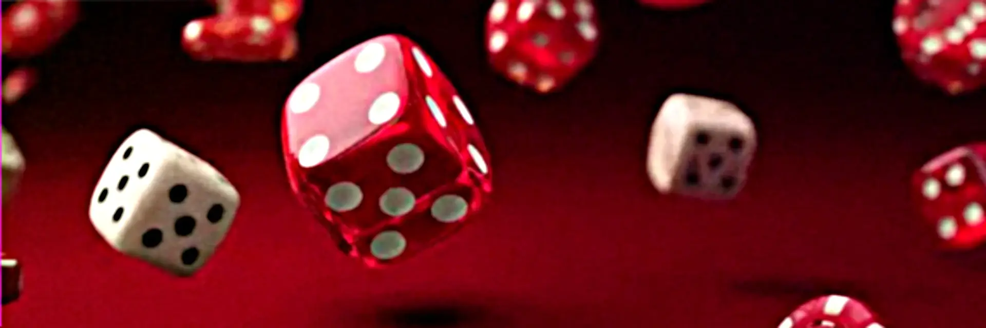 Vista moderna de Lisboa à noite com arquitetura contemporânea